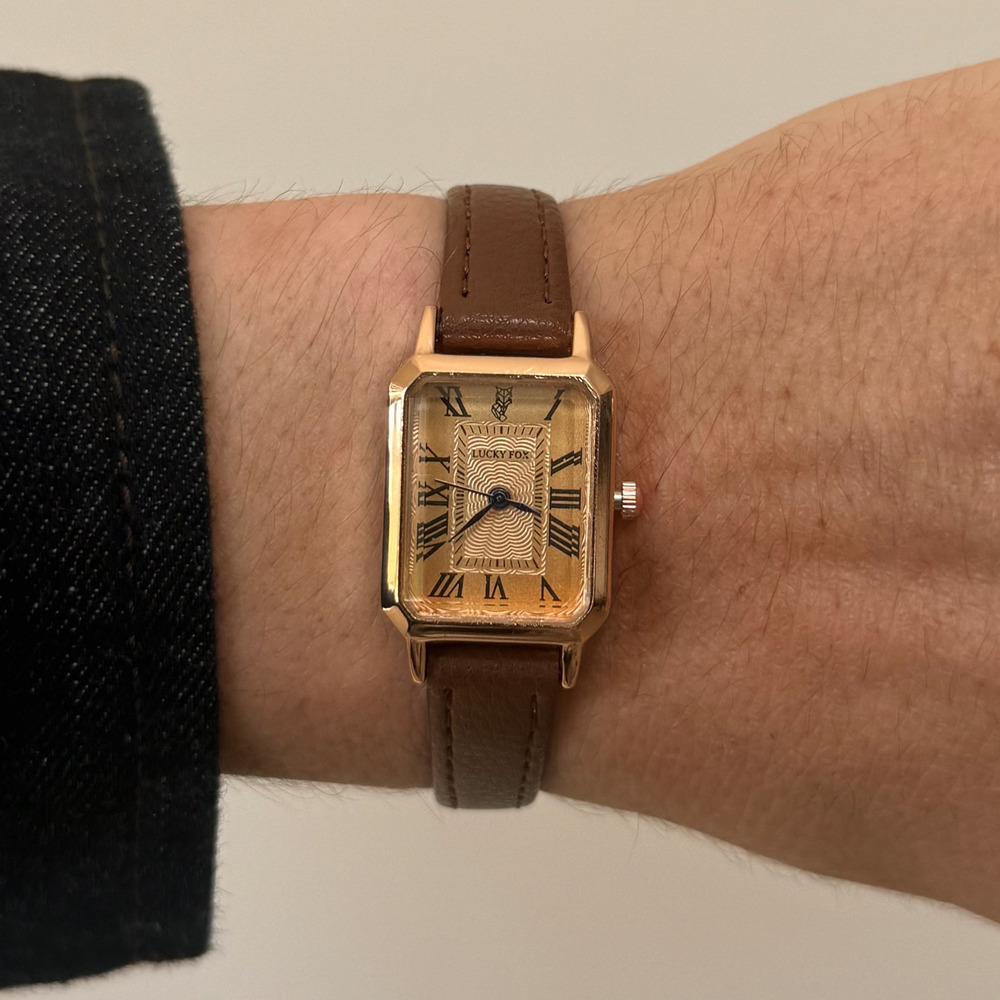 2000s vintage style rectangular gold luxury watch with leather band - Picture 3 of 11